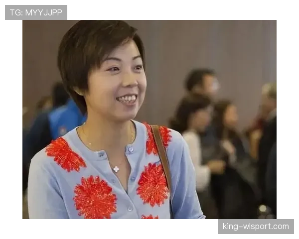 刷到张怡宁近照，曾经连轴转的乒乓女王如今在花园里喝下午茶，差太多了