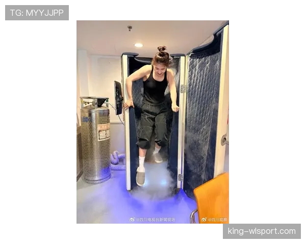 张雨霏训练完随手啃鸡腿的样子，真不像刚游完10公里的人